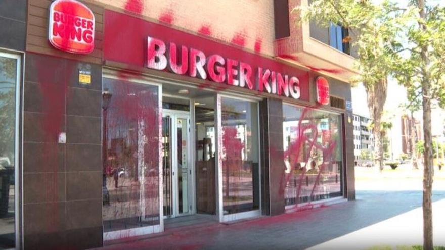 Una activista de Futuro Vegetal mancha con &quot;sangre&quot; un Burger King