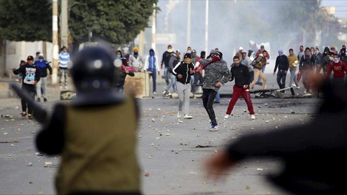 Manifestantes lanzan piedras a la policía en Kaserín, este miércoles.