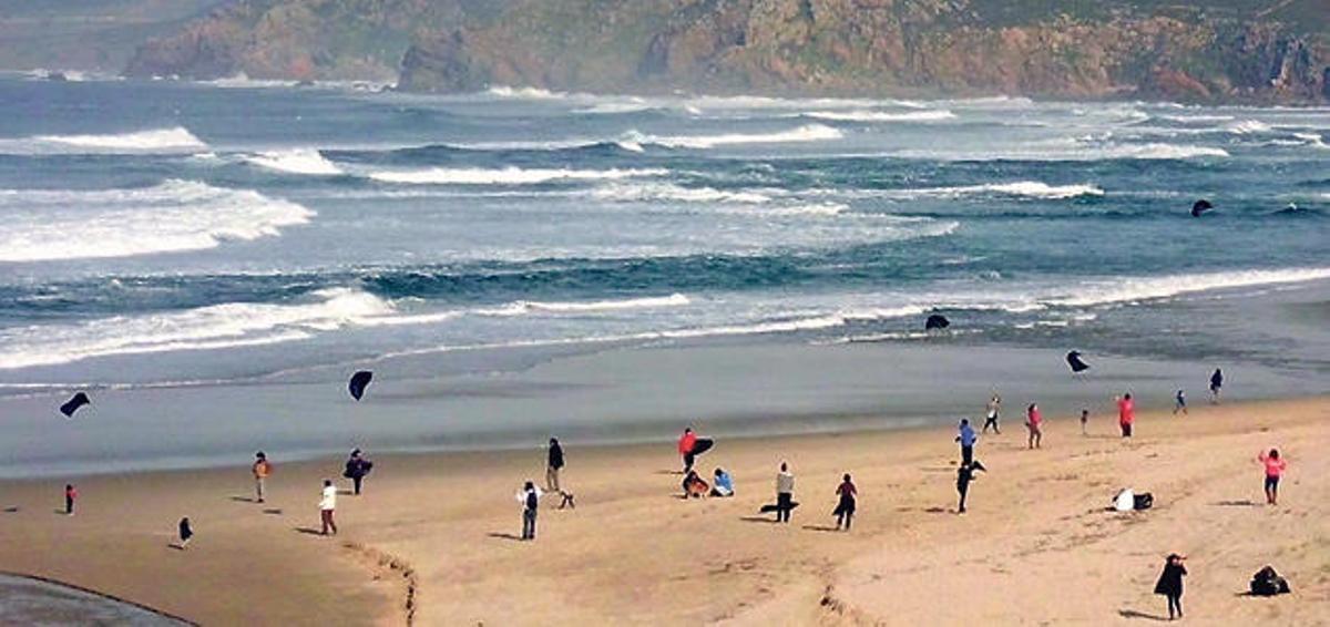 Las cometas volaron durante una hora en la Costa da Morte.