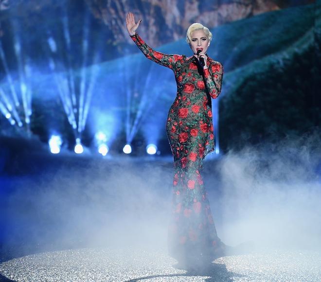 La vez que Lady Gaga fue con un diseño español (de Yolancris)