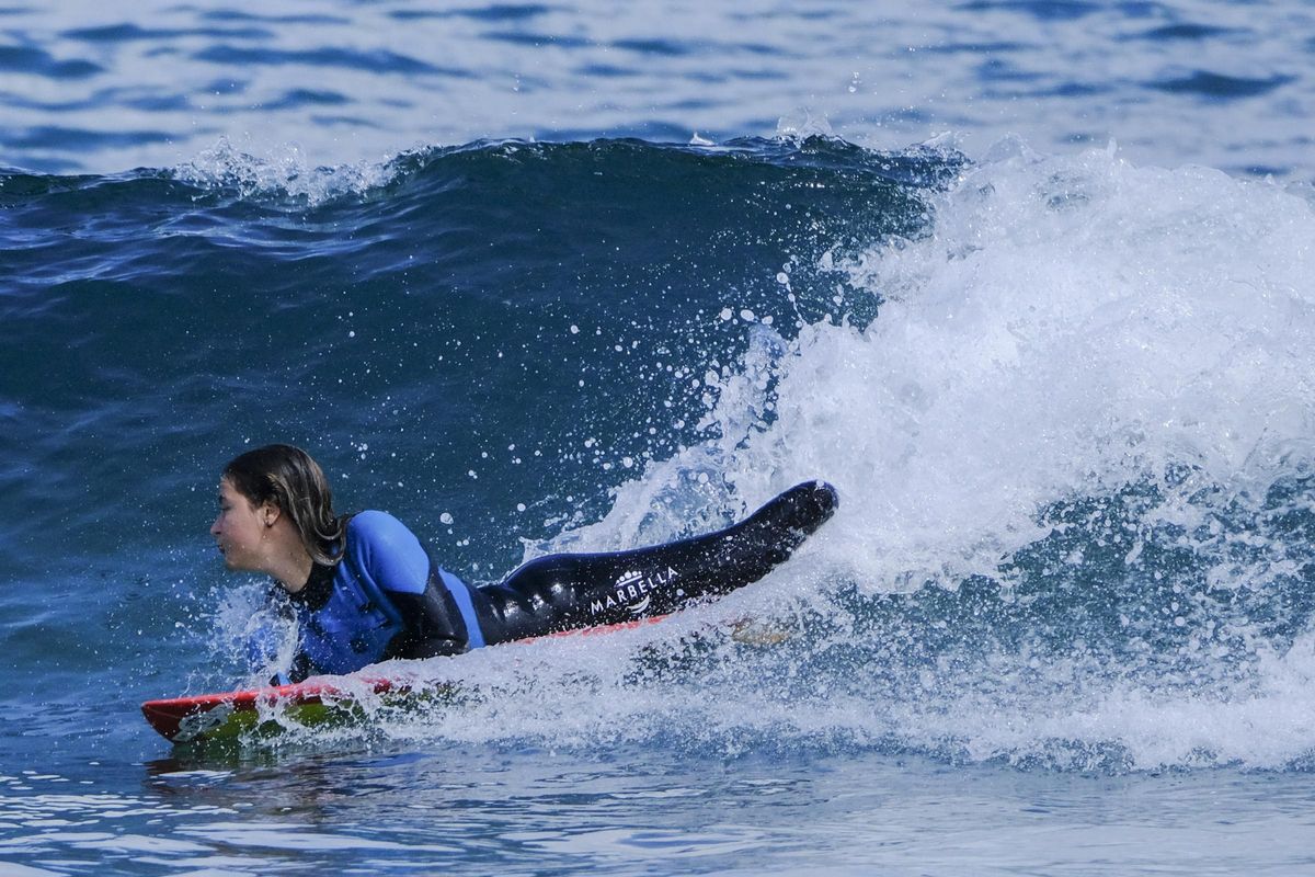 Sarah Almagro bailando sobre las olas de Las Canteras