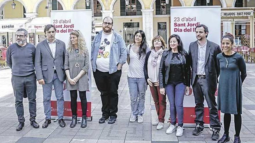 Es Gremi de Llibreters, ayer en la Plaça Major, presenta el programa de actividades del Día del Libro.