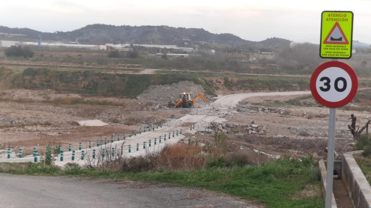 Una máquina destroza las partes del badén que deben rehacerse.