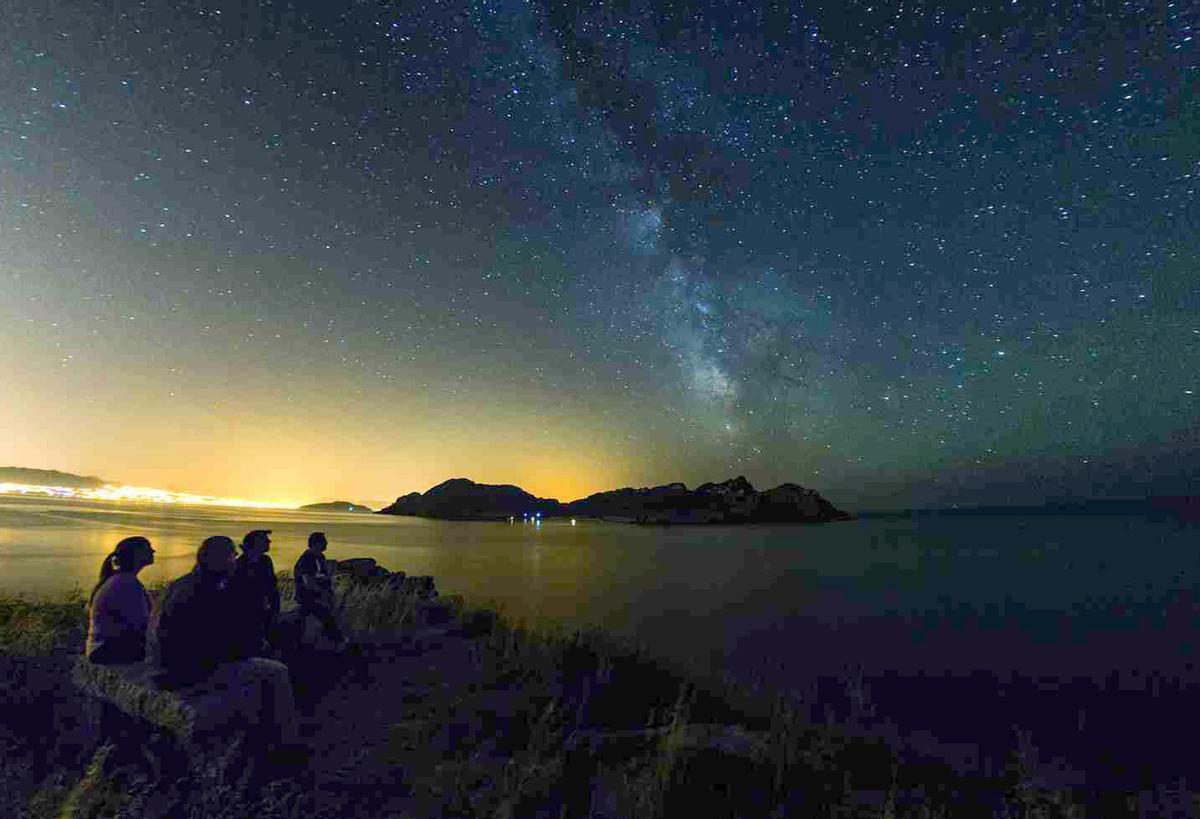 Grupo de personas en un visionado en una localización del Parque Nacional das Illas Atlánticas