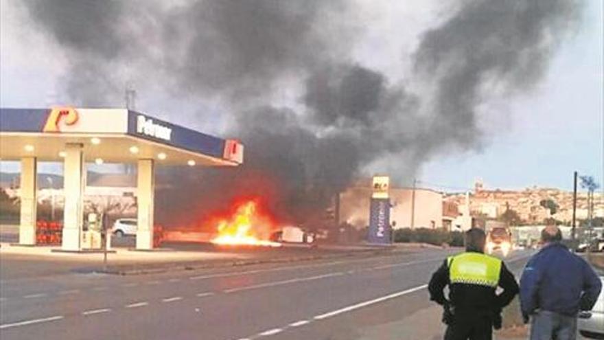 ARDE EN SEGORBE UN CAMIÓN EN UNA GASOLINERA