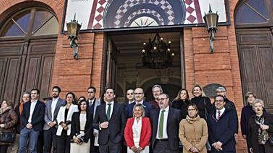 Autoridades políticas y educativas posan en la entrada principal del instituto.