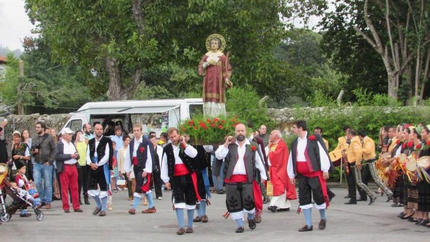 La procesión de San Antolín en Naves de Llanes, el año pasado.