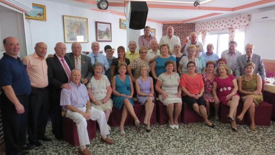 Los socios de este colectivo de veteranos de la Guardia Civil, con sus esposas y Juan Miguel, propietario del restaurante El Manantial.