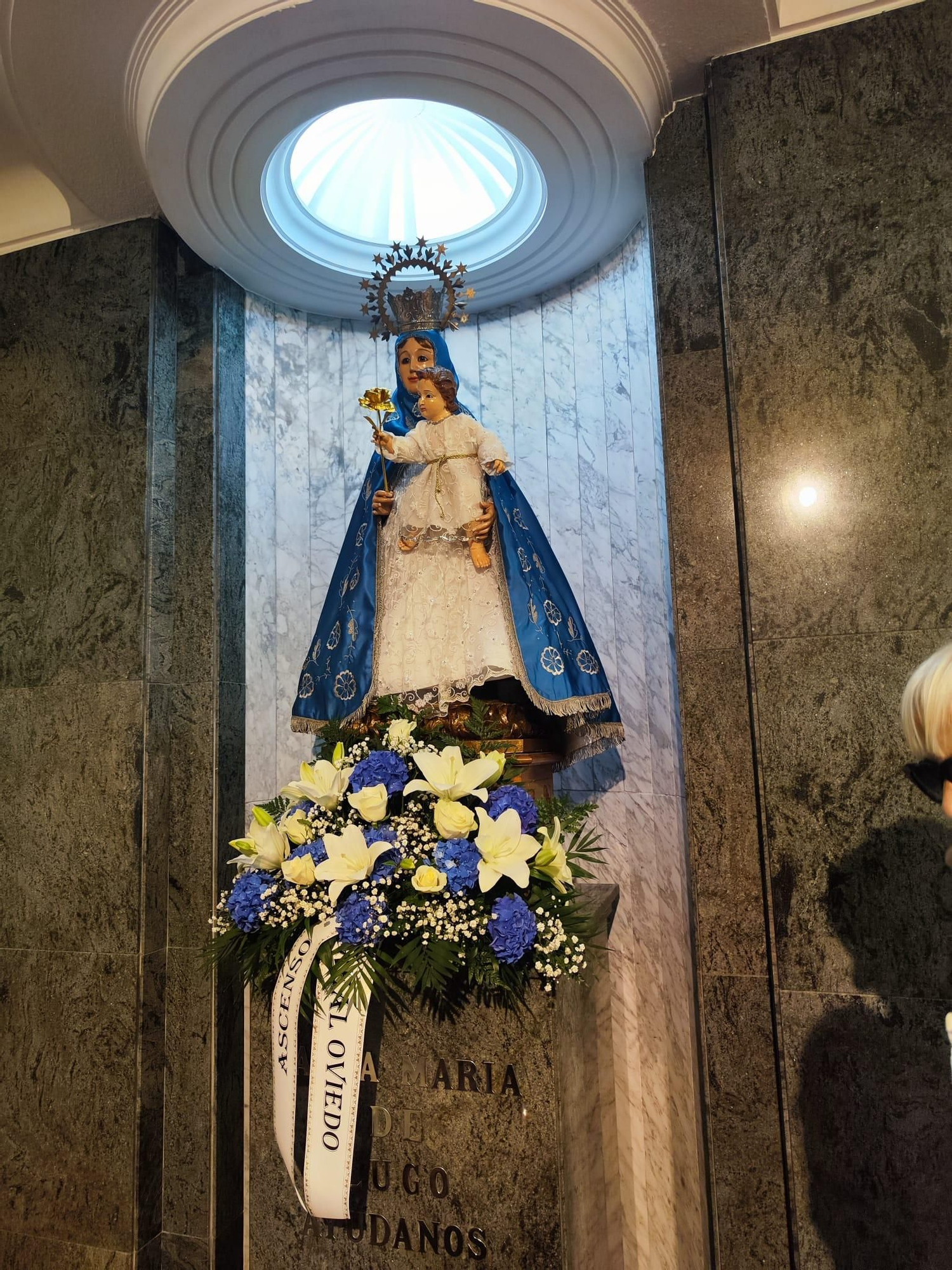 Ofrenda azul en Lugo de Llanera: los oviedistas agradecen a Santa María el ascenso a Primera