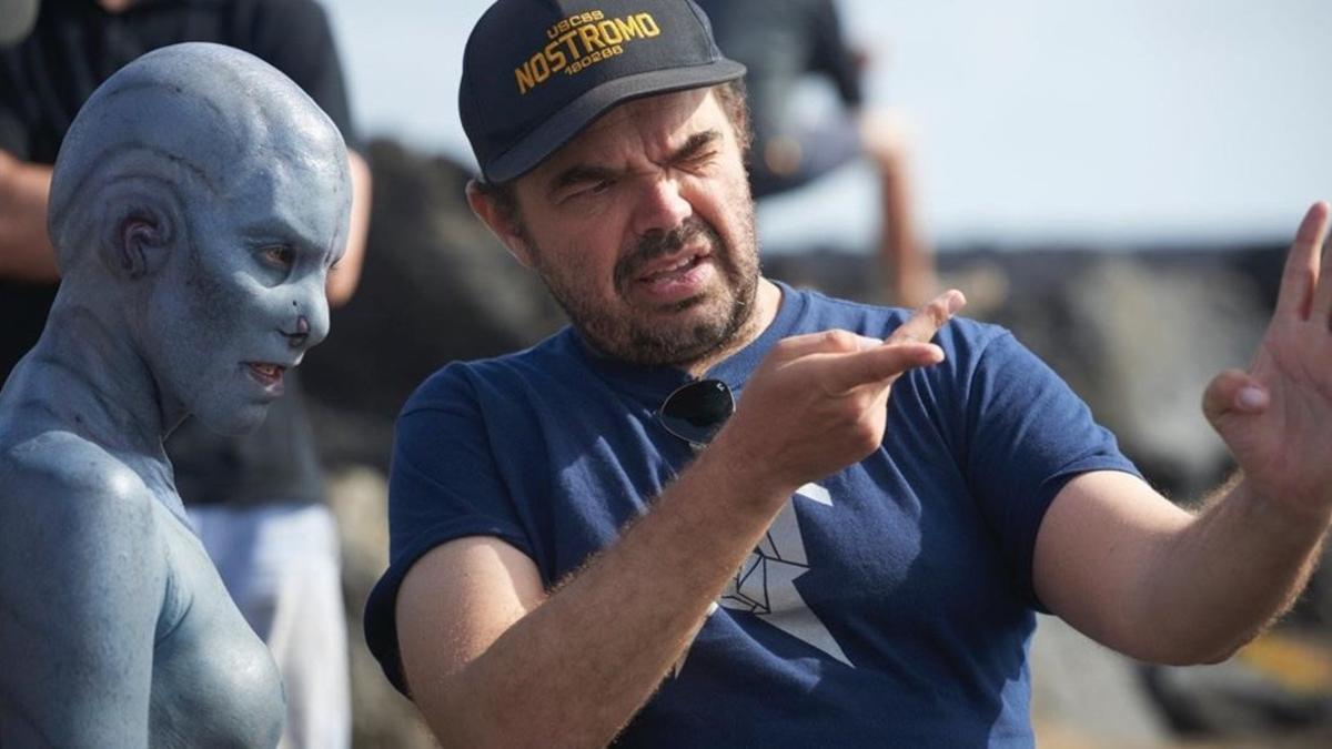 Aura Garrido, caracterizada como Aneris, y Xavier Gens, durante el rodaje de 'La pell freda'.