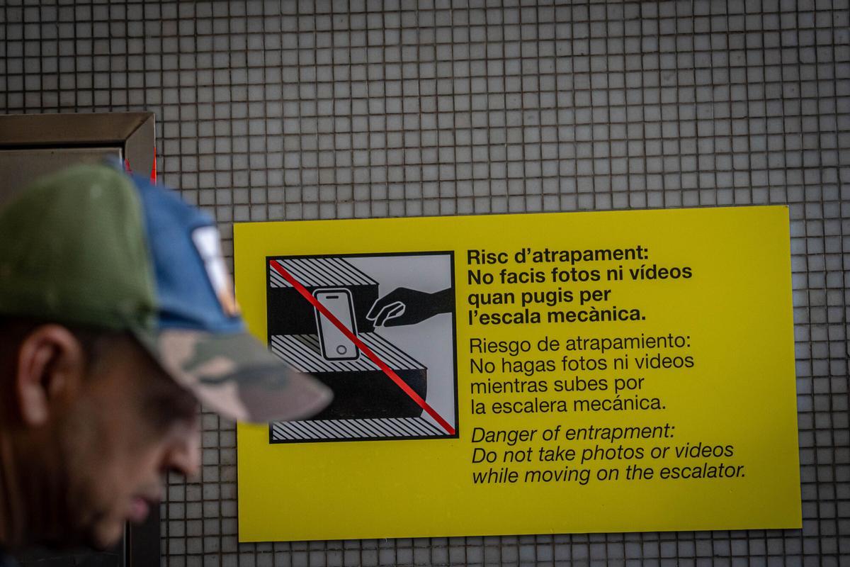 La escalera mecánica de la Sagrada Família es un incesante desfile de posados temerarios y 'selfies' prohibidas La escalera mecánica de la Sagrada Família es un incesante desfile de posados temerarios y 'selfies' prohibidas