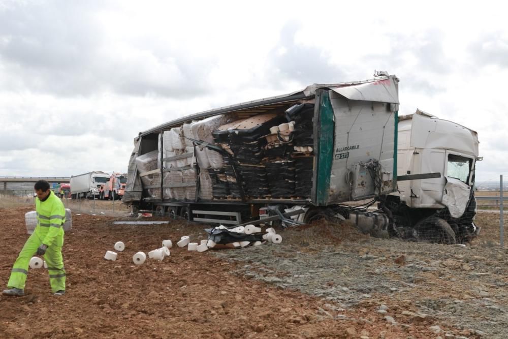 Accidente de dos camiones en la A-66, Zamora