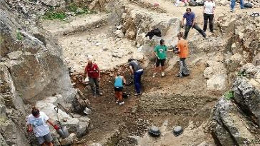 Les excavacions a Montsoriu revelen les grans dimensions del fossat del castell