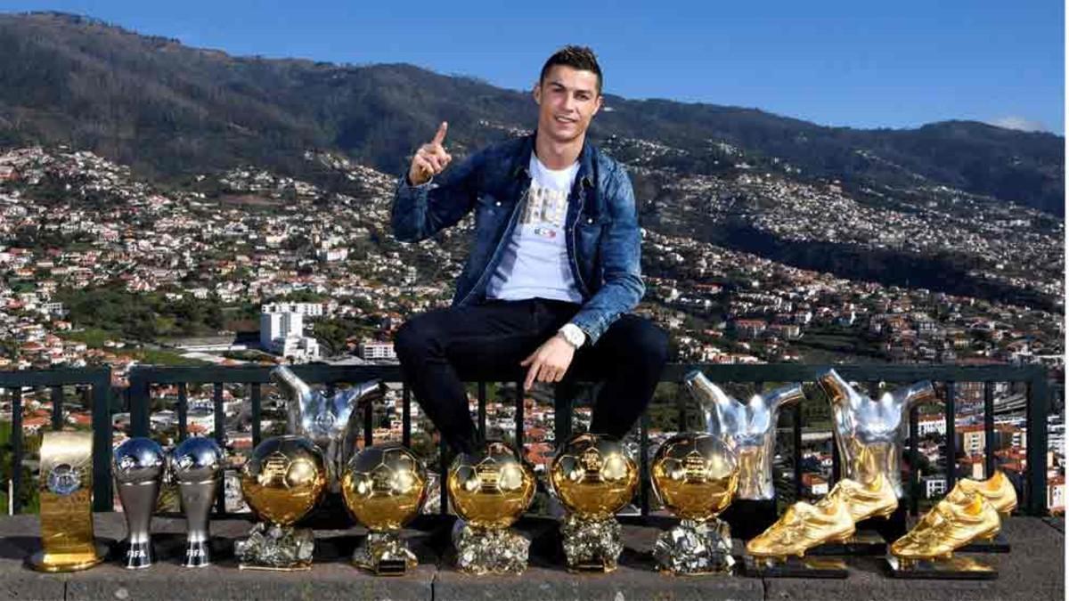 Cristiano Ronaldo posa junto a algunos de sus trofeos