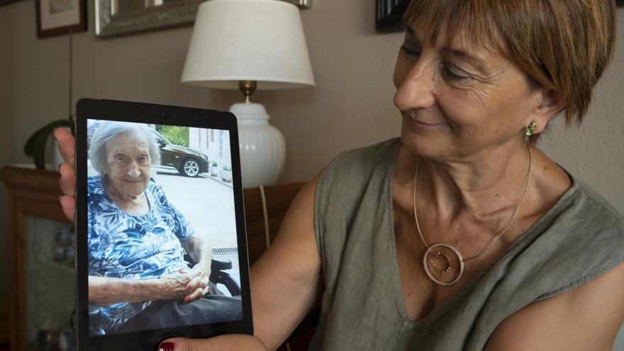 María Balart, con una imagen reciente de su madre.