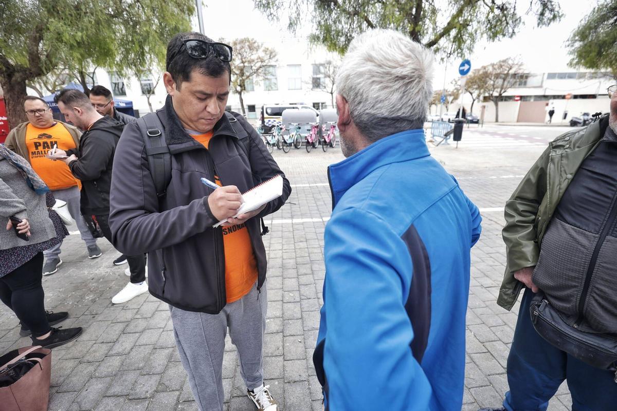 Miembros de la PAH y abogados asesoran a los afectados por el desalojo de la antigua prisión de Palma Miembros de la PAH y abogados asesoran a los afectados por el desalojo de la antigua prisión de Palma