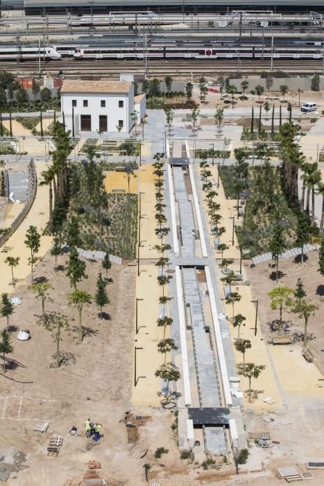 Asoma el verde en las obras del Parc Central