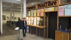 La entrada de la nueva sede de Foto Colectania mantiene elementos de mobiliario de la antigua Comercial de Guarnicionería, la tienda que ocupó el local desde principios del siglo XX. 