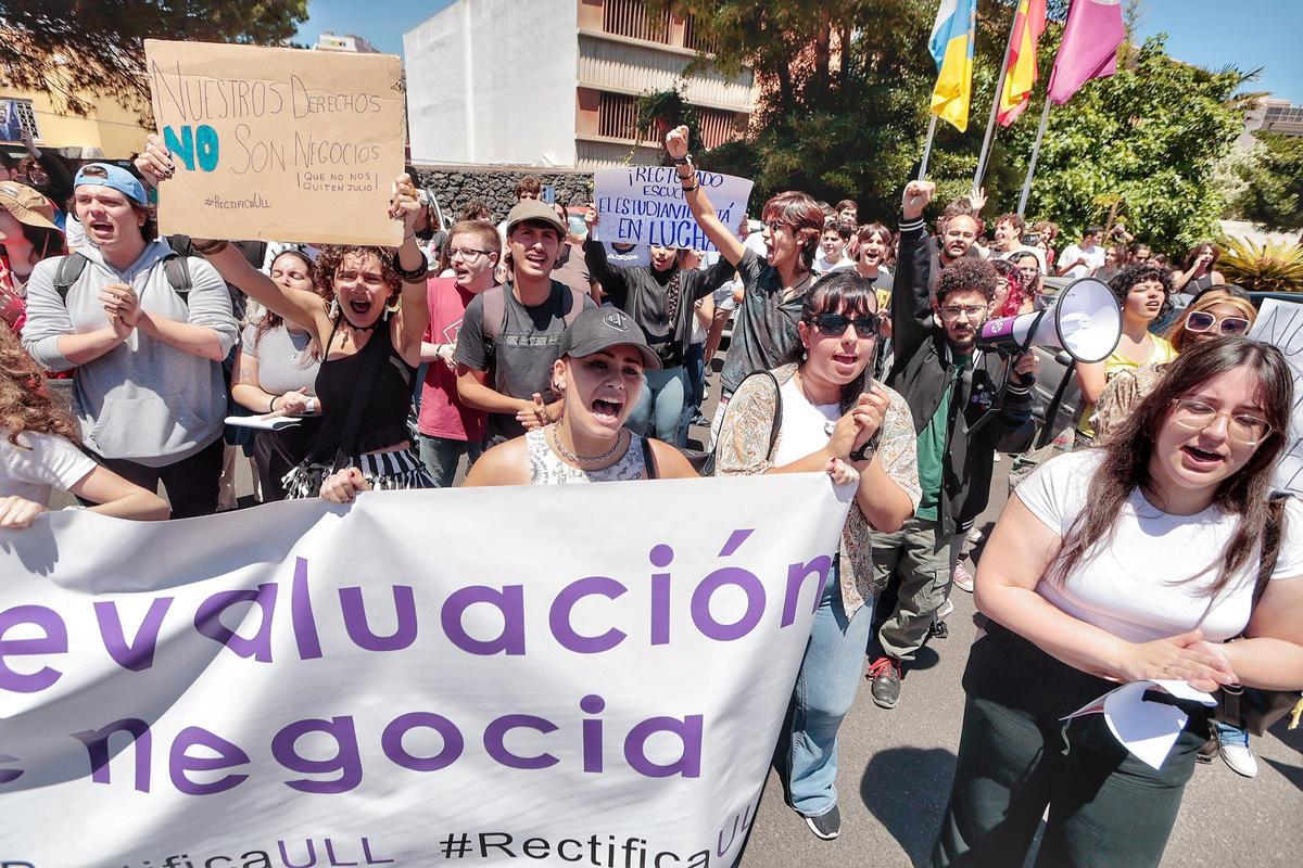 Concentración de alumnos de la ULL por la posible pérdida de una convocatoria de exámenes