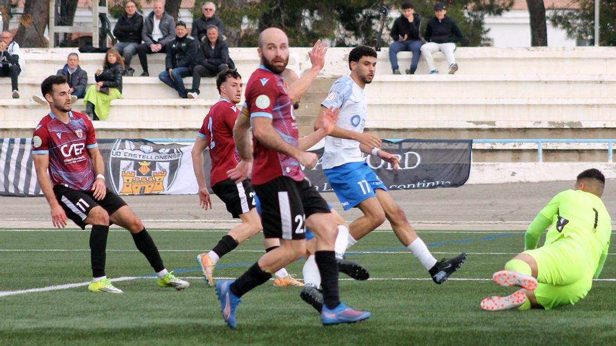 Un lance del partido entre el Castellonense y el Vall d'Uixó.