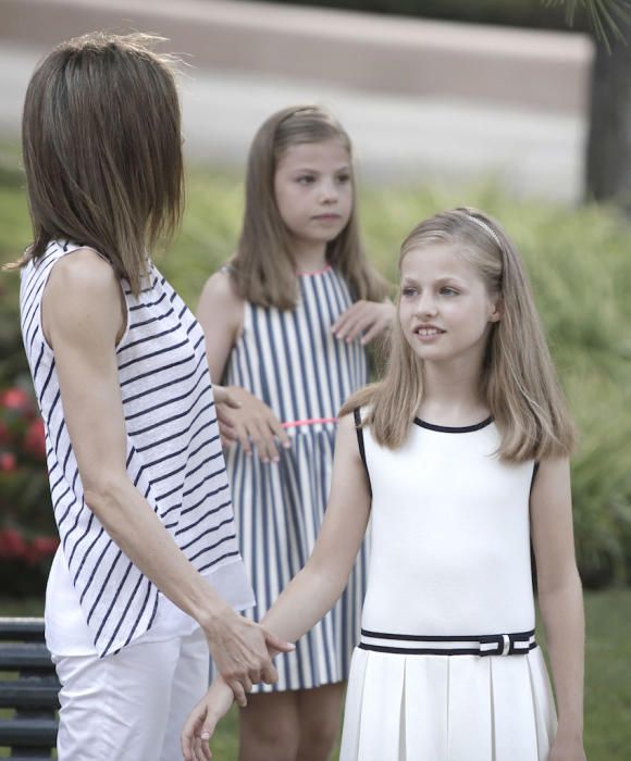 Es war wieder soweit für das offizielle Urlaubsfoto auf Mallorca: König Felipe, Königin Letizia sowie die Töchter Leonor und Sofía haben am Donnerstag (4.8.) in den Gärten der königlichen Sommerresidenz zum Familienbild Aufstellung genommen.