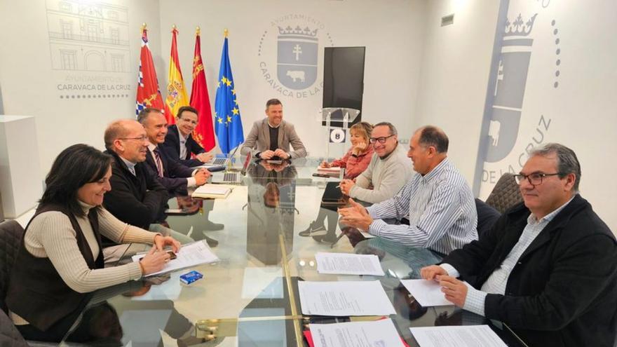 El alcalde, José Francisco García, en el centro, durante una reunión mantenida con el patronato de la Fundación Alfami. | AYTO. CARAVACA