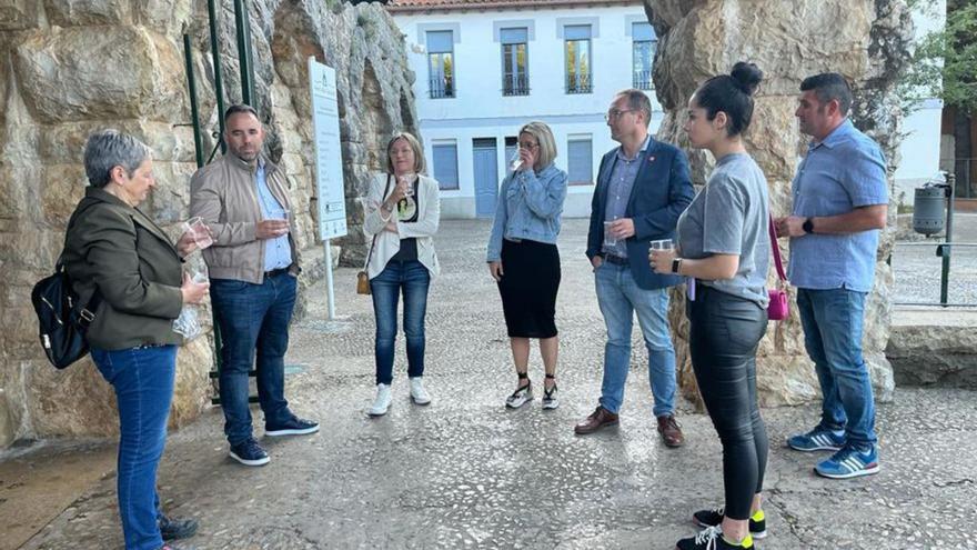 Los socialistas Rafa Simó y Èlia Garcia, en su visita a la Font d’en Segures. | MEDITERRÁNEO