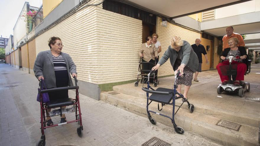 Exigen al consistorio que quite los escalones de acceso a sus casas