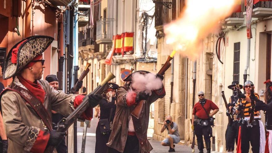Castalla hace retumbar la fiesta con el alardo y la ballada de les banderes