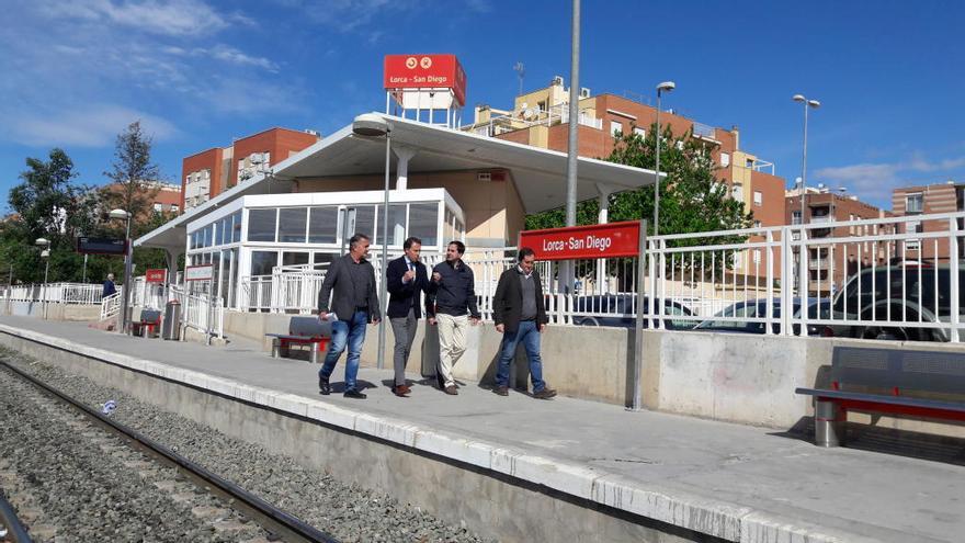 El alcalde, Fulgencio Gil, camina por el apeadero de San Diego junto a Meca, García y Pelegrín.