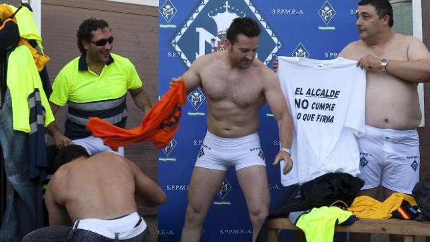 Agentes del cuerpo de la Policia Local de Sevilla se han cambiado de ropa en la calle y ante la presencia de los medios de comunicación, para protestar por la falta de aire acondicionado, en las dependencias policiales, desde hace dos meses.