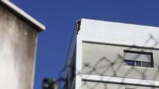 Un rayo impacta en la azotea de un bloque de pisos 