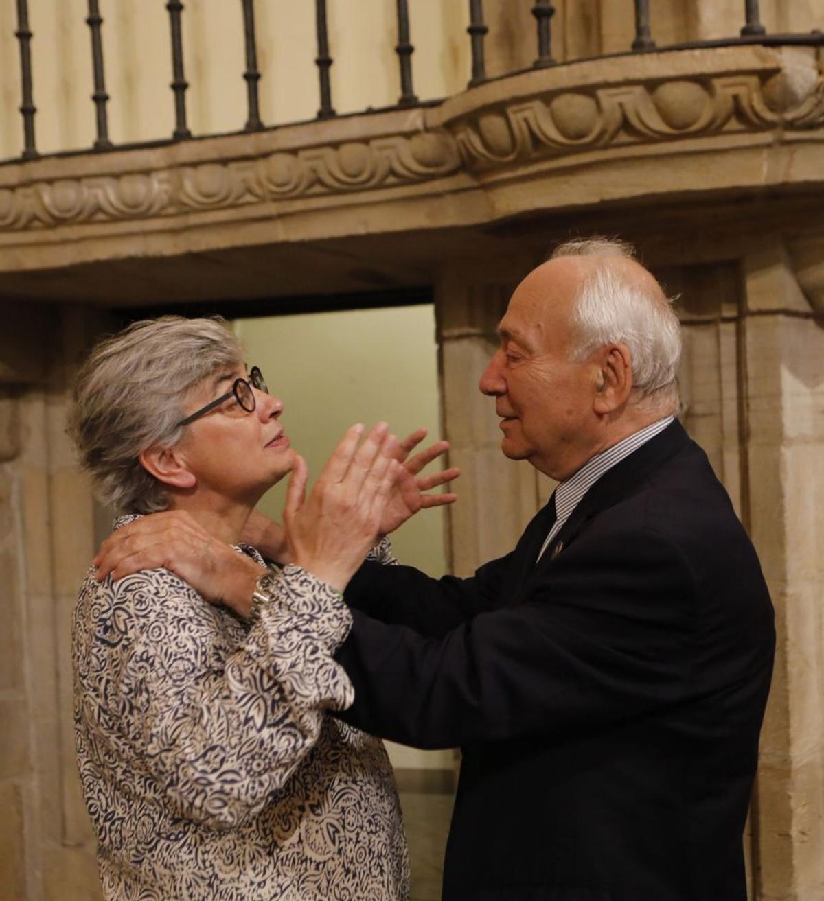 La alcaldesa de Gijón, Ana González, charla con Francisco Rodríguez  al final de la ceremonia de ayer.  | Fernando Rodríguez