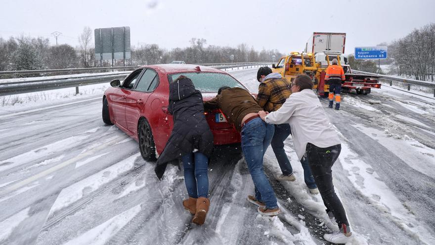 Una intensa nevada corta al tráfico la A-66 en Salamanca y mantiene cerradas la A-1, la AP-6 y la AP-61