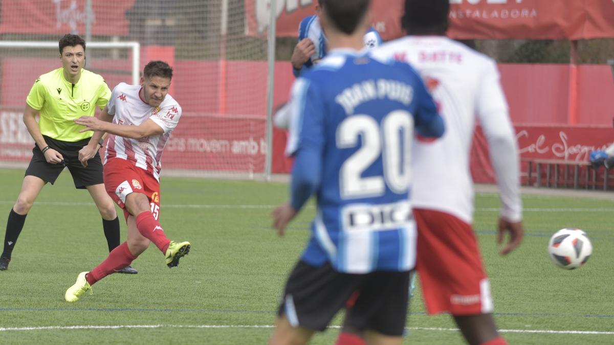 El navarclí Marc Martínez engalta la gardela que esdevindria el gol de l'empat blanc-i-vermell