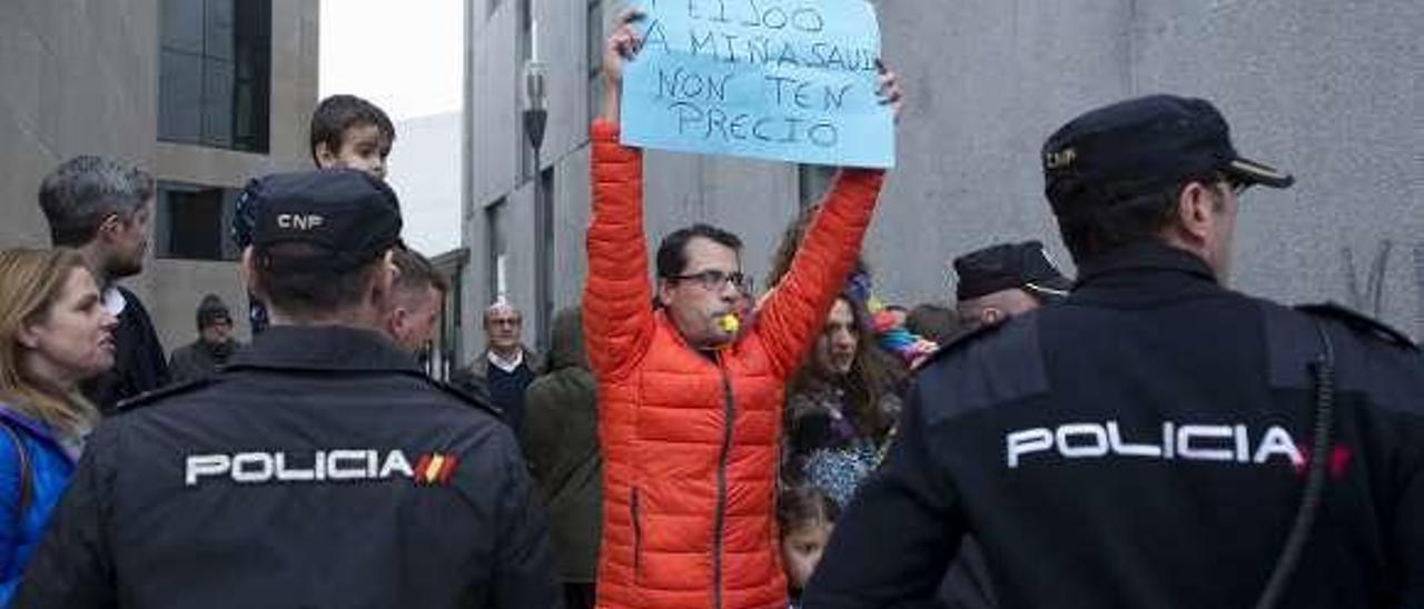 Un manifestante esperando a la comitiva inaugural. //B.Lorenzo