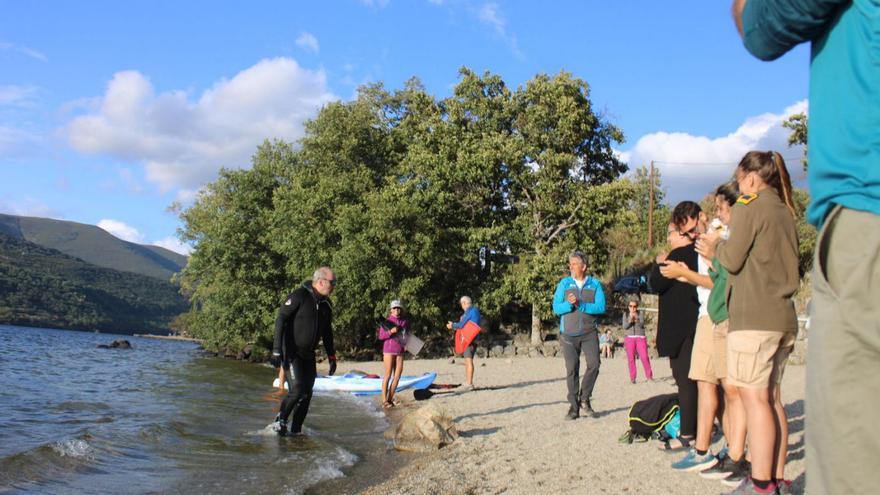 Carlos Peña cumple su reto contra las olas del Lago de Sanabria