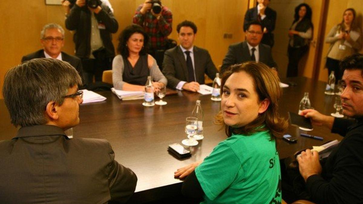 Ada Colau al frente de la negociación por la dación en pago con la delegación del PP en el Congreso.