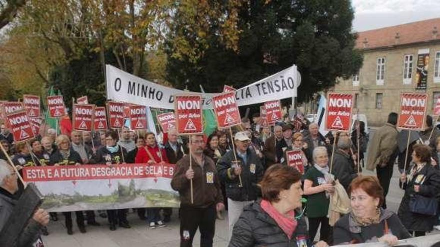 Protesta de los vecinos de Arbo en Santiago, en 2016. // Xoan Álvarez