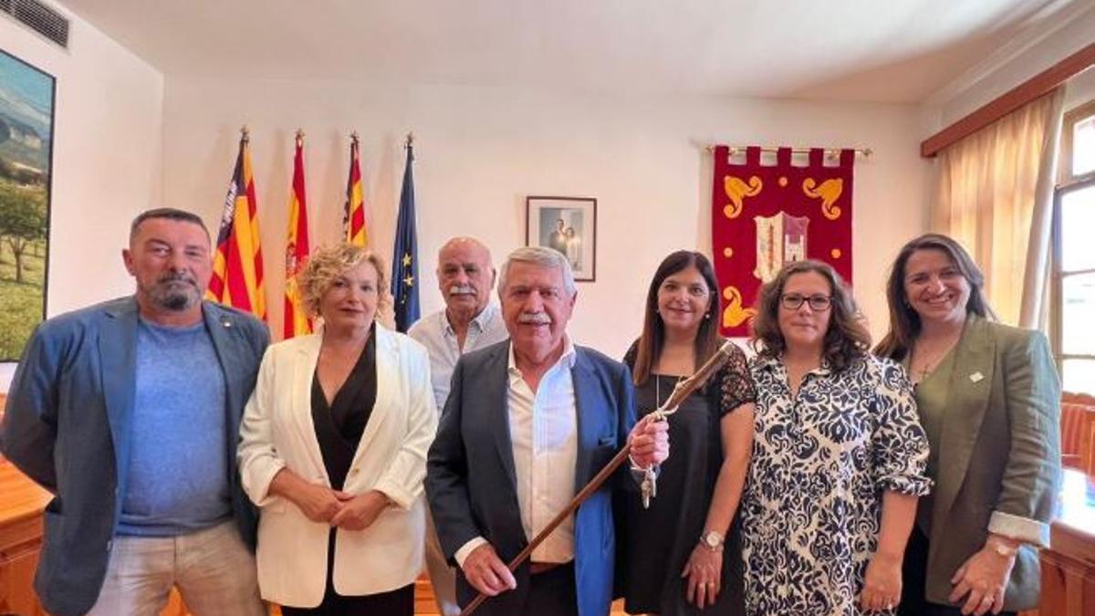 Imagen del equipo de gobierno con el alcalde Andreu Isern (en el centro) y la regidora Margalida Llabrés a su derecha, con chaqueta blanca. / M.Bosch