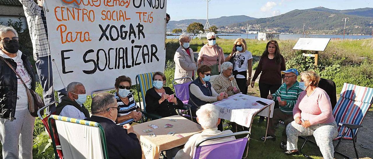 Usuarios del Centro Social de Teis, durante la protesta junto a la playa de Ríos.   | // PABLO HERNÁNDEZ GAMARRA