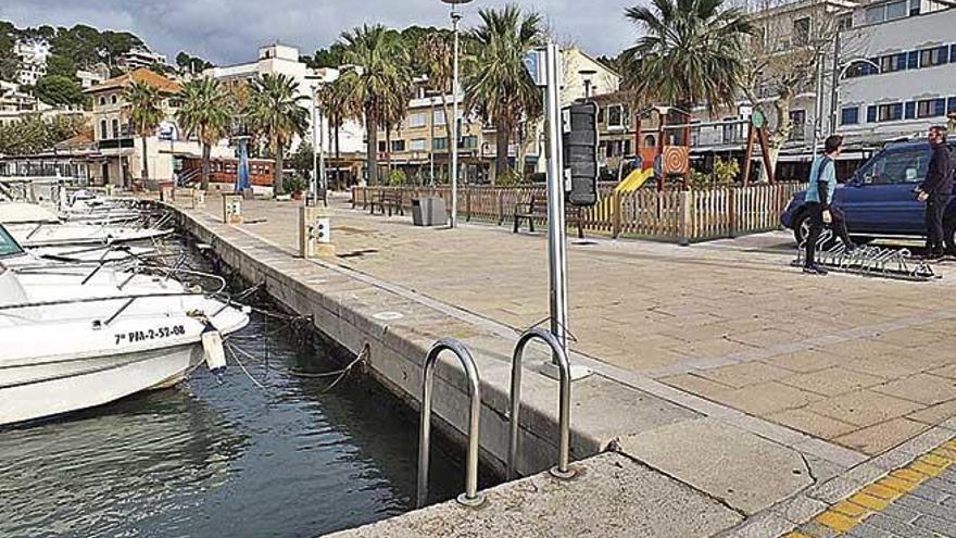 Dos personas practican deporte ante el muelle del Port de SÃ³ller que deberÃ¡ ser reforzado.