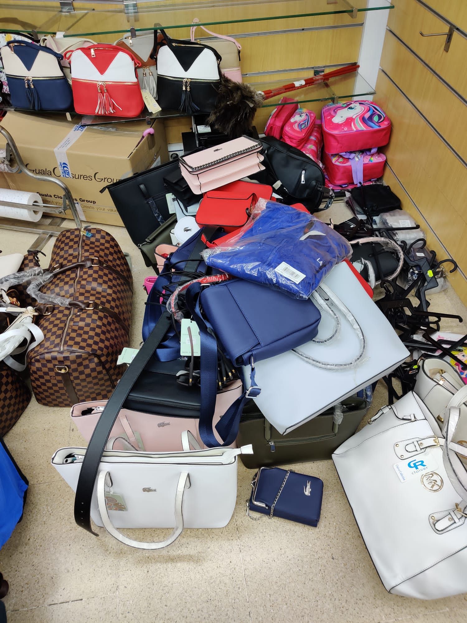 Intervenen més de 18.000 objectes falsificats valorats en mig milió d'euros en botigues de Lloret
