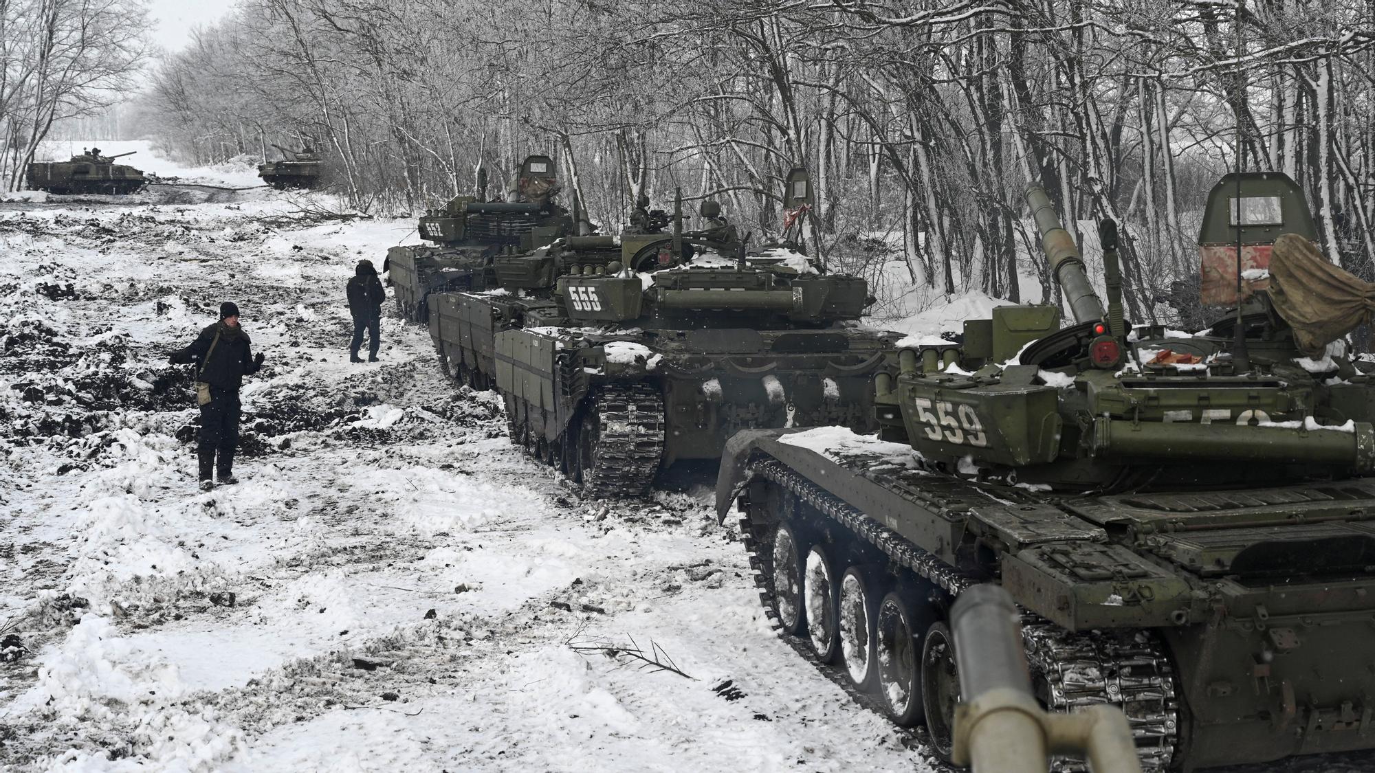 Tropas mecanizadas rusas maniobran en la región de Rostov