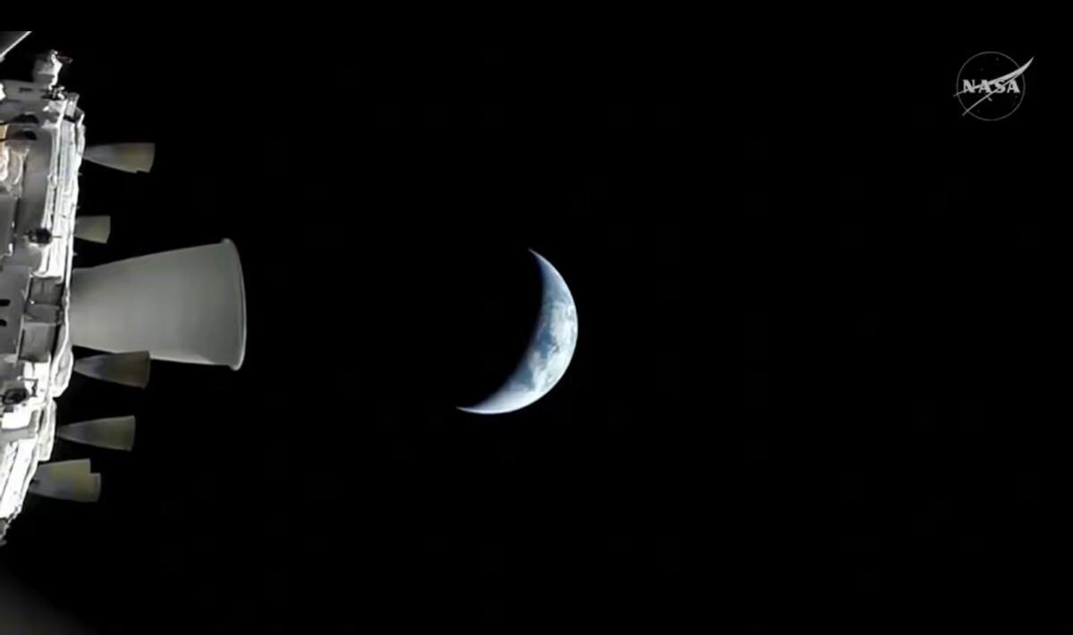 Artemis II durant la fase d'allunyament de la Terra