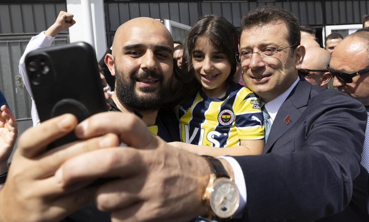 El alcalde de Estambul y candidato de la oposición Ekrem Imamoglu durante la jornada electoral.