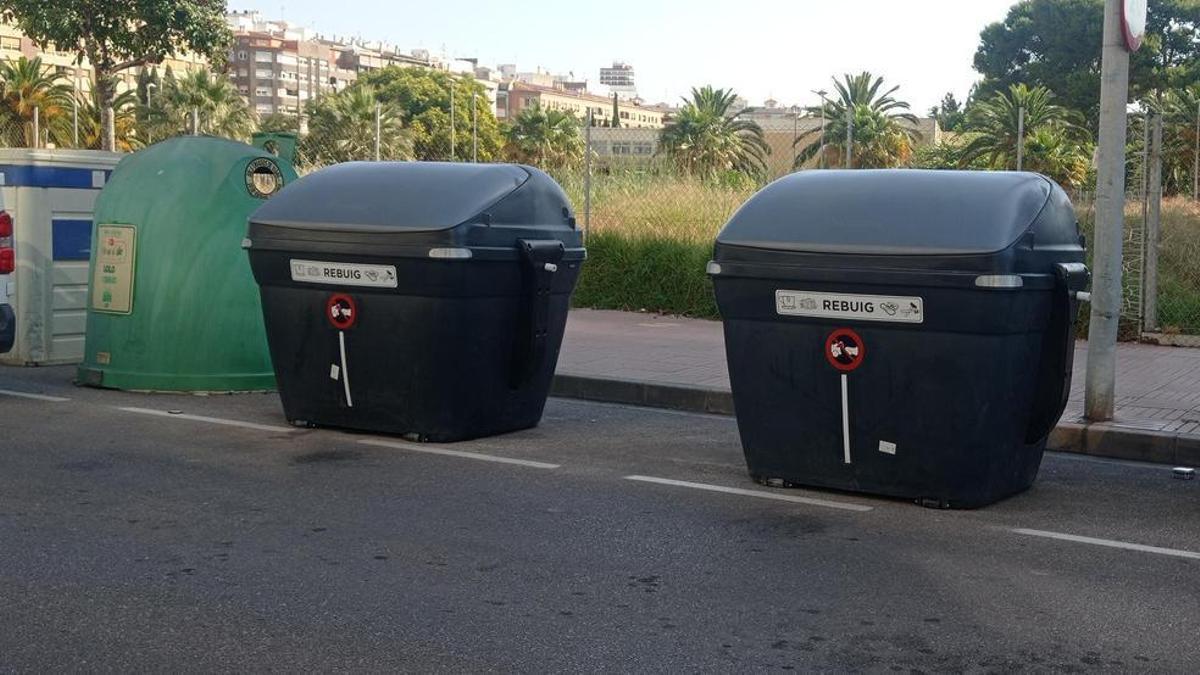 Nuevos contedores negros de orgánica que sustituyen a los de color verde, en el PAU Censal de Castelló.