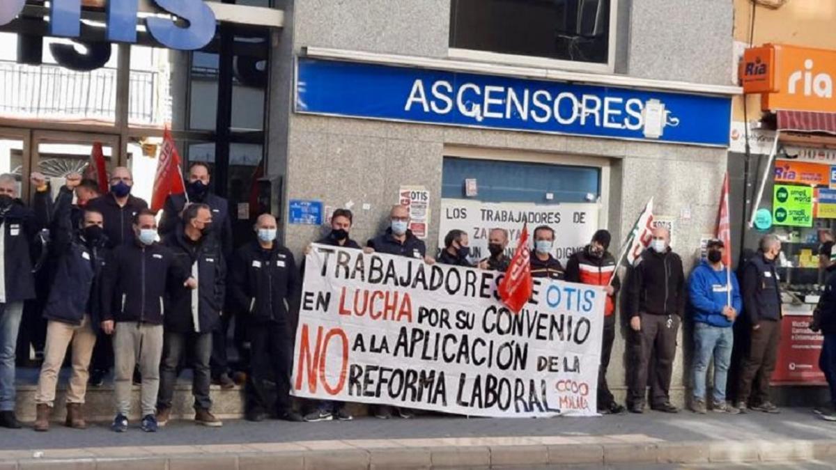 La concentración de los trabajadores de Otis en Málaga.