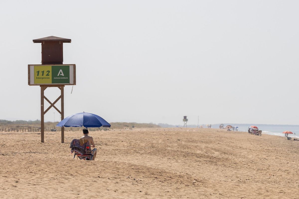 Playa del Espigón con la torre de vigilancia.