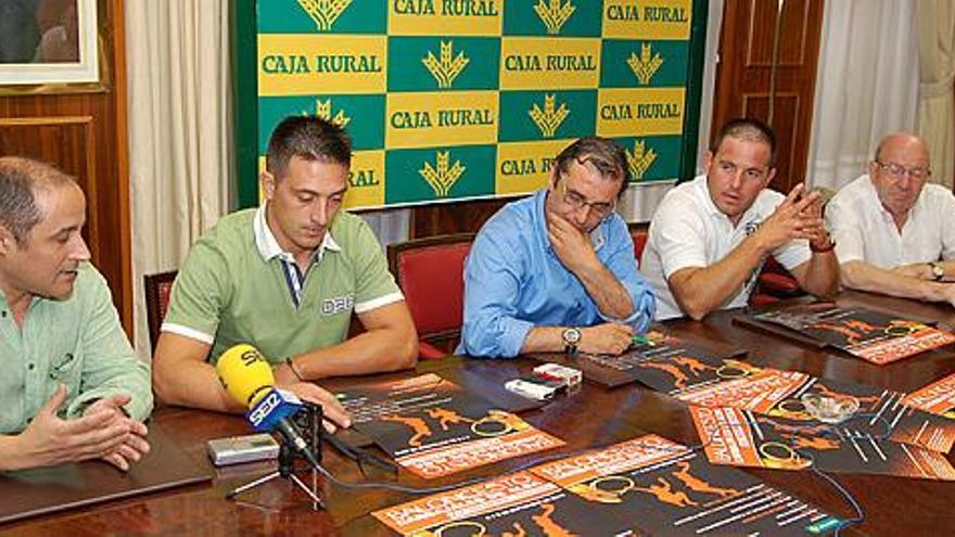 El delegado provincial de baloncesto, a la izquierda, expresa su apoyo a los organizadores y colaboradores del trofeo.